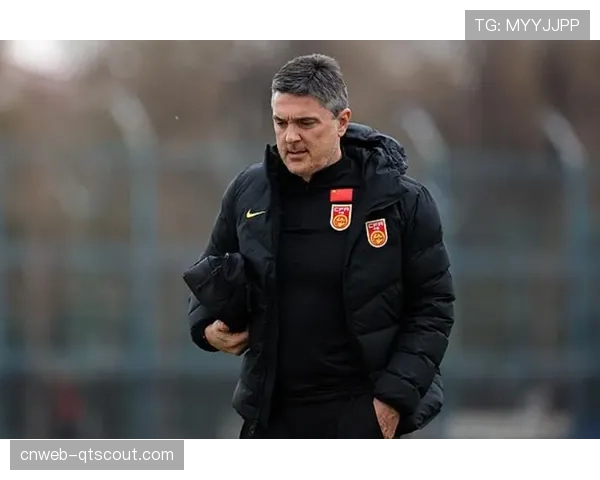 特写:赛后更衣室内,率队完成保级关键胜利的教练如释重负 特写:赛后更衣室内,率队完成保级关键胜利的教练如释重负